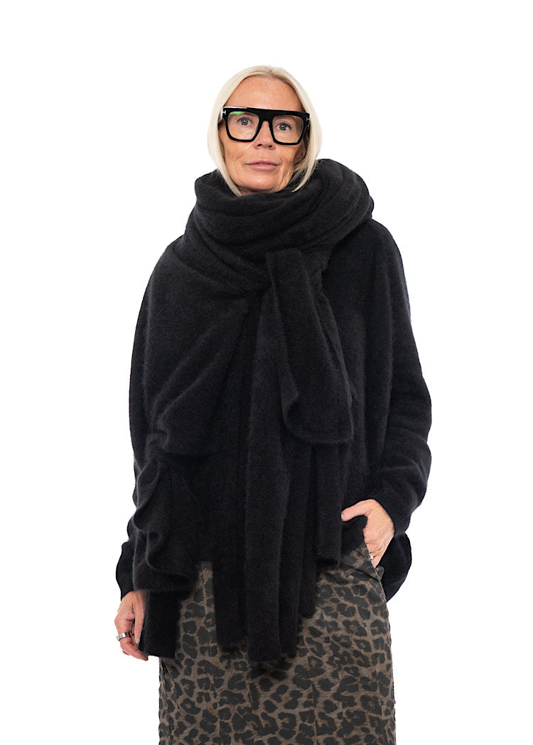 SIGNATURE OVERSIZED RACOON SCARF