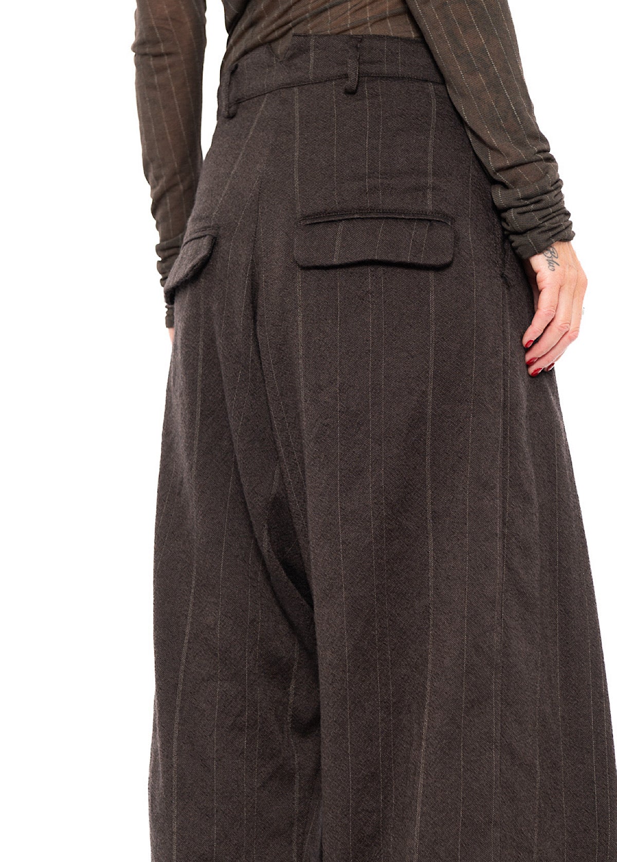 Hose aus Wolle mit Nadelstreifen und tiefem Schritt