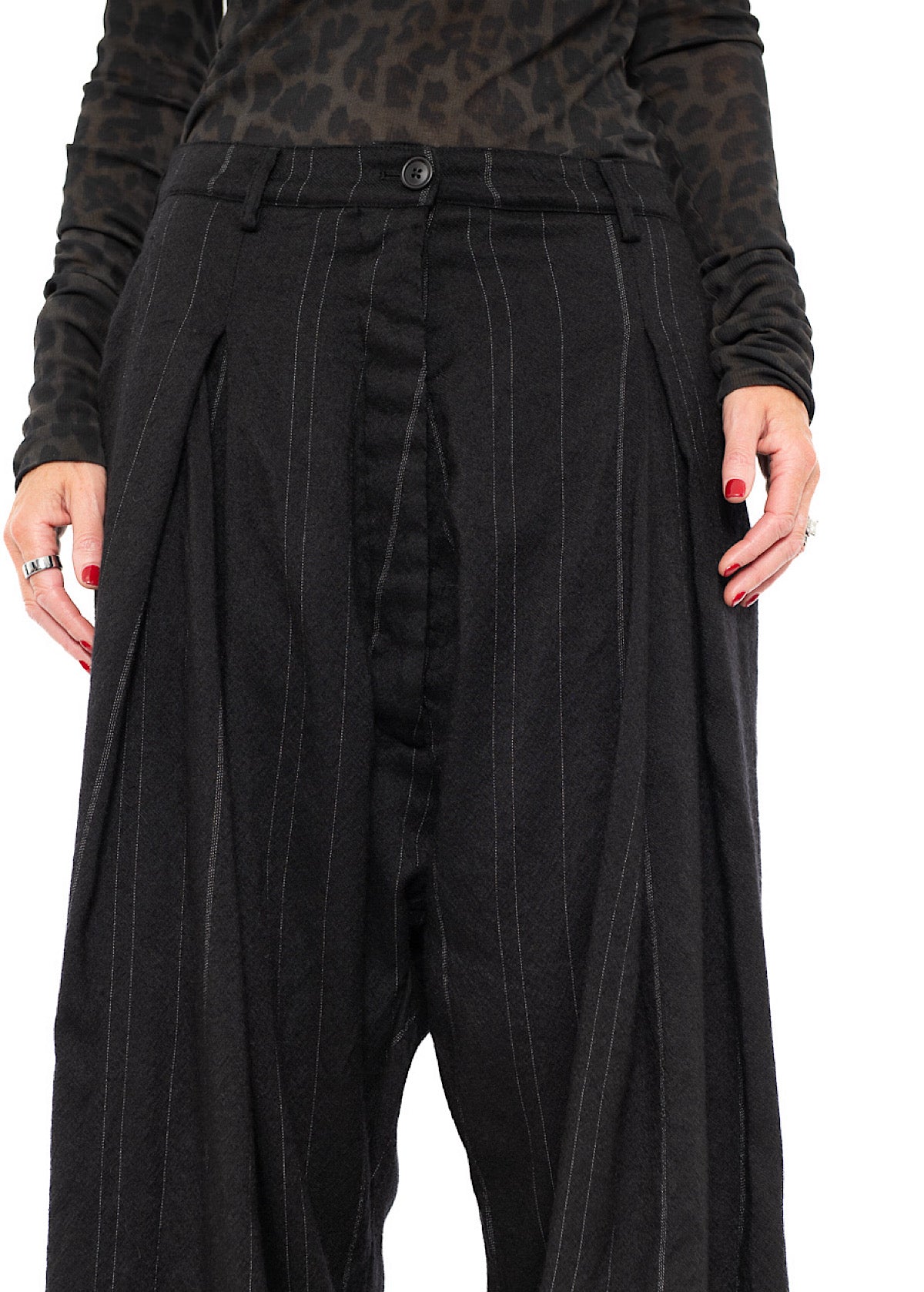 Hose aus Wolle mit Nadelstreifen und tiefem Schritt