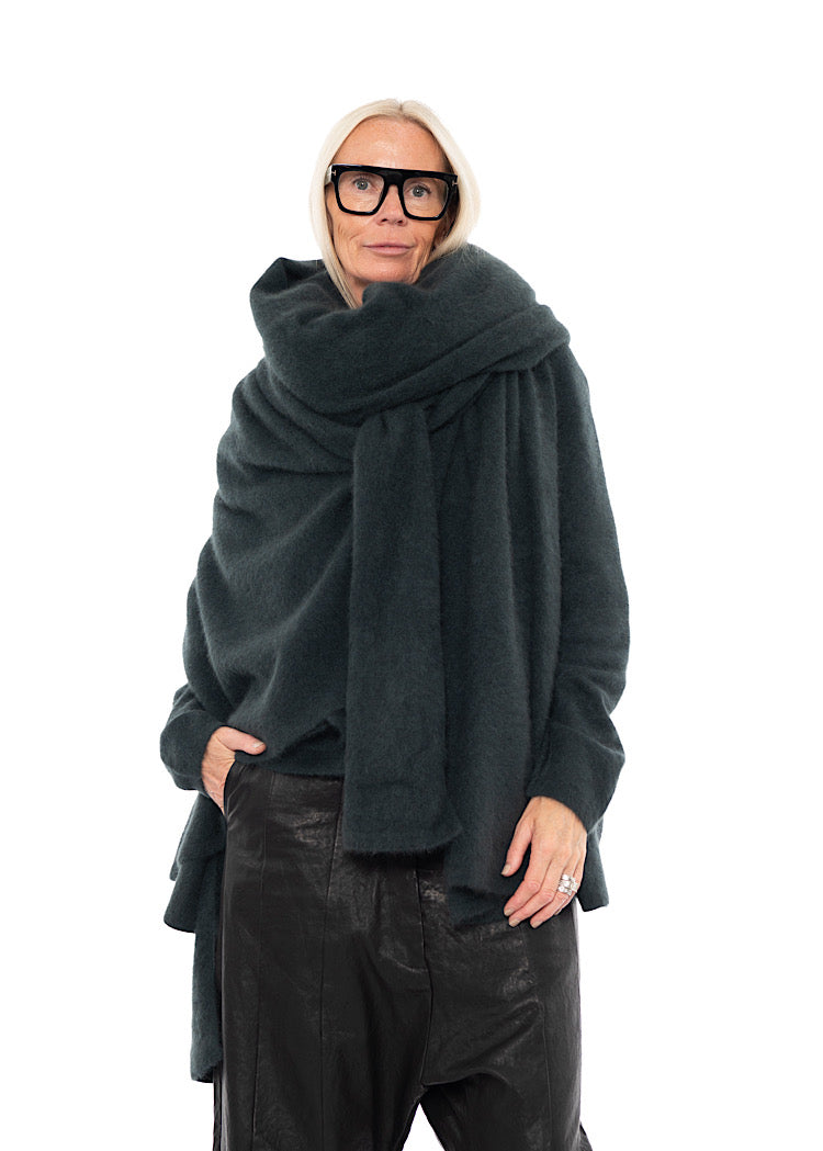 SIGNATURE OVERSIZED RACOON SCARF