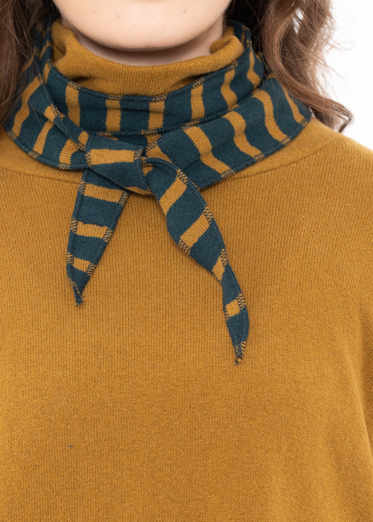 KNITTED ROSE NECKERCHIEF