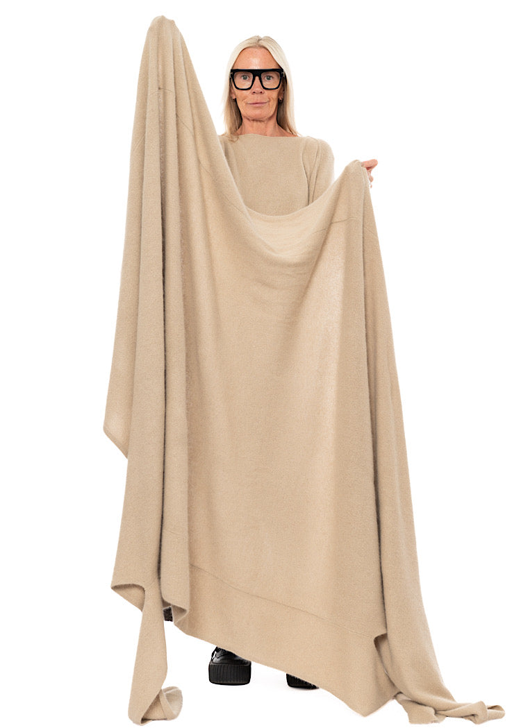 SIGNATURE OVERSIZED RACOON SCARF
