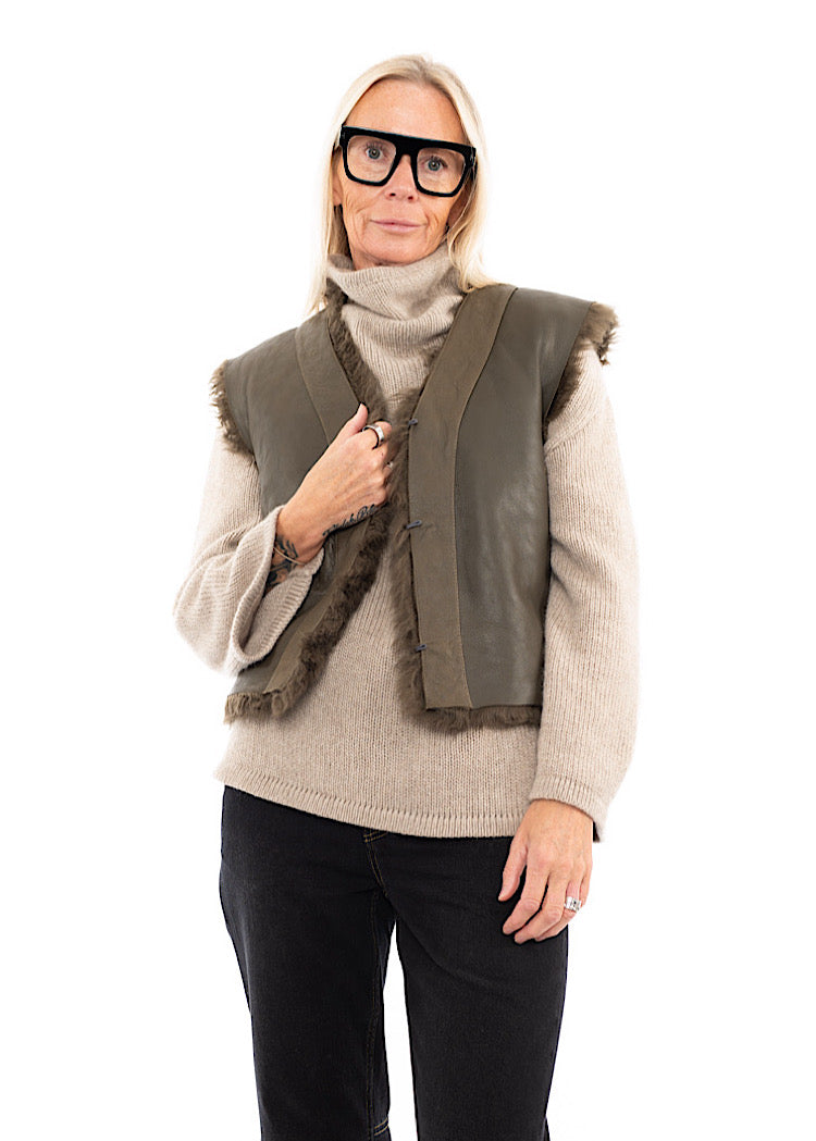 DOM GOOR CURLY SHORT GILET