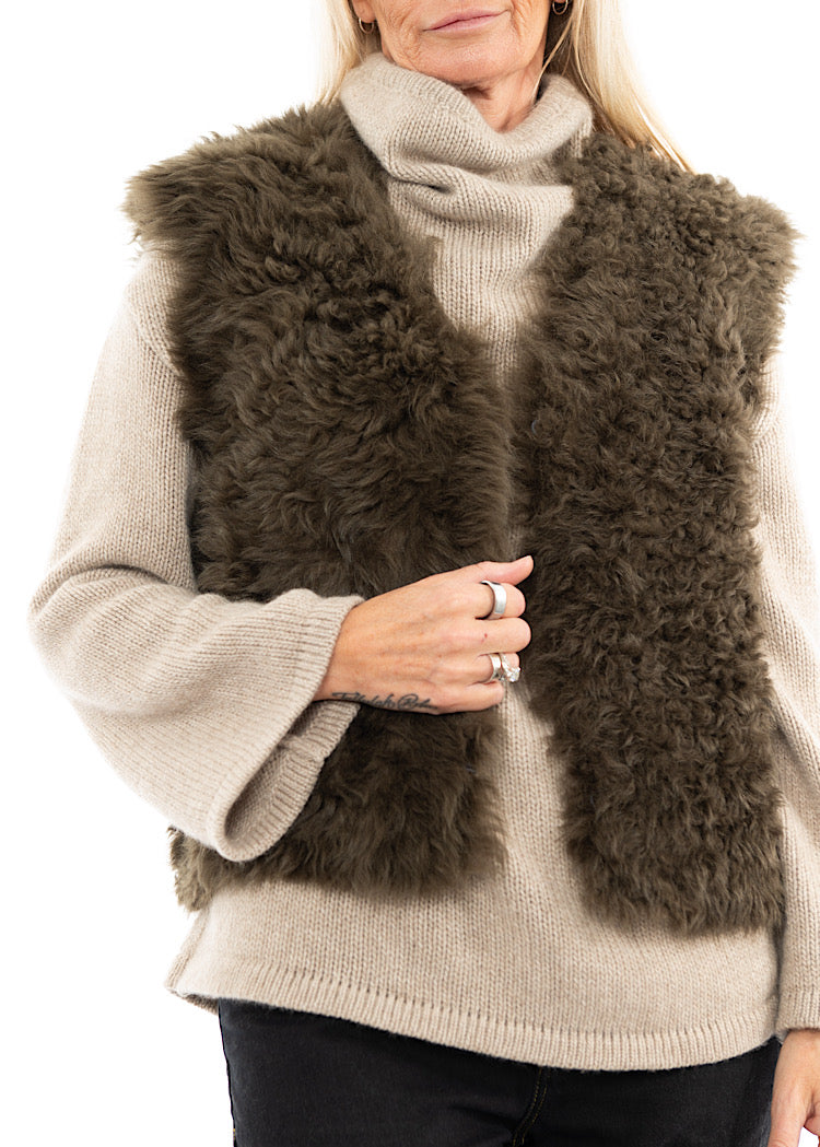 DOM GOOR CURLY SHORT GILET