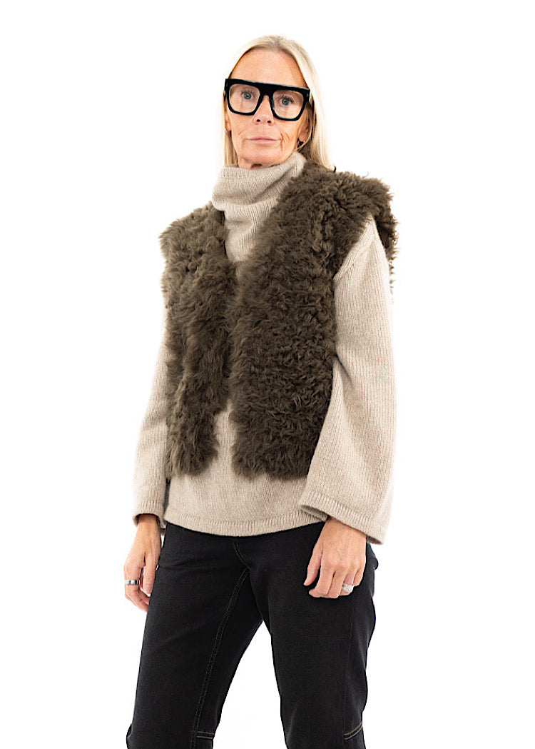 DOM GOOR CURLY SHORT GILET