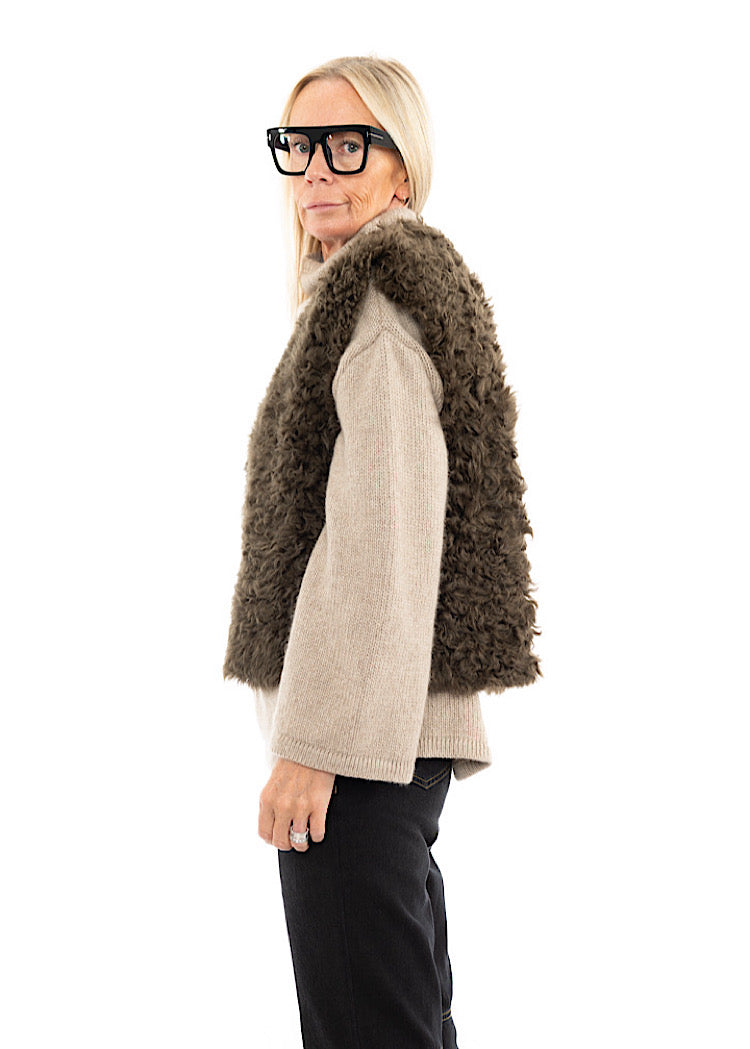 DOM GOOR CURLY SHORT GILET