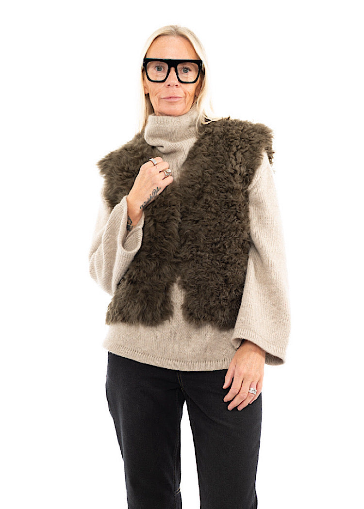 DOM GOOR CURLY SHORT GILET