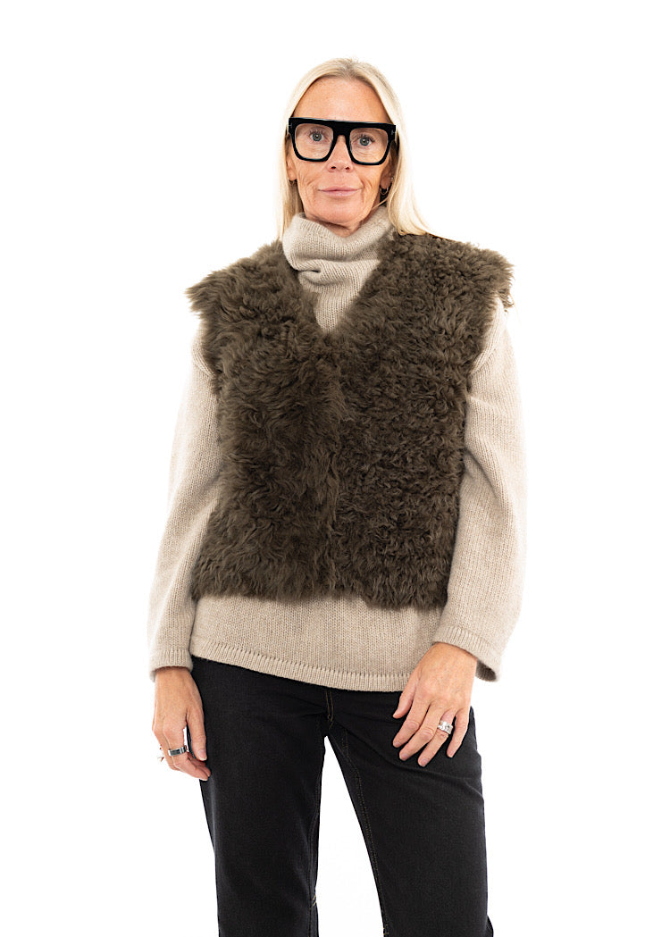 DOM GOOR CURLY SHORT GILET