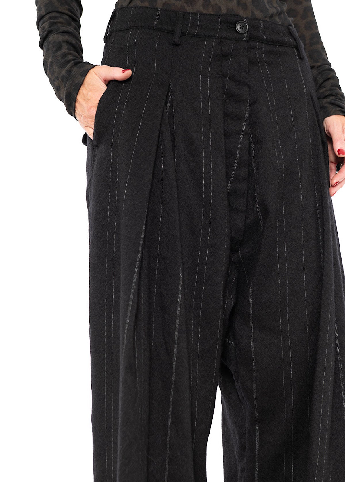 Hose aus Wolle mit Nadelstreifen und tiefem Schritt