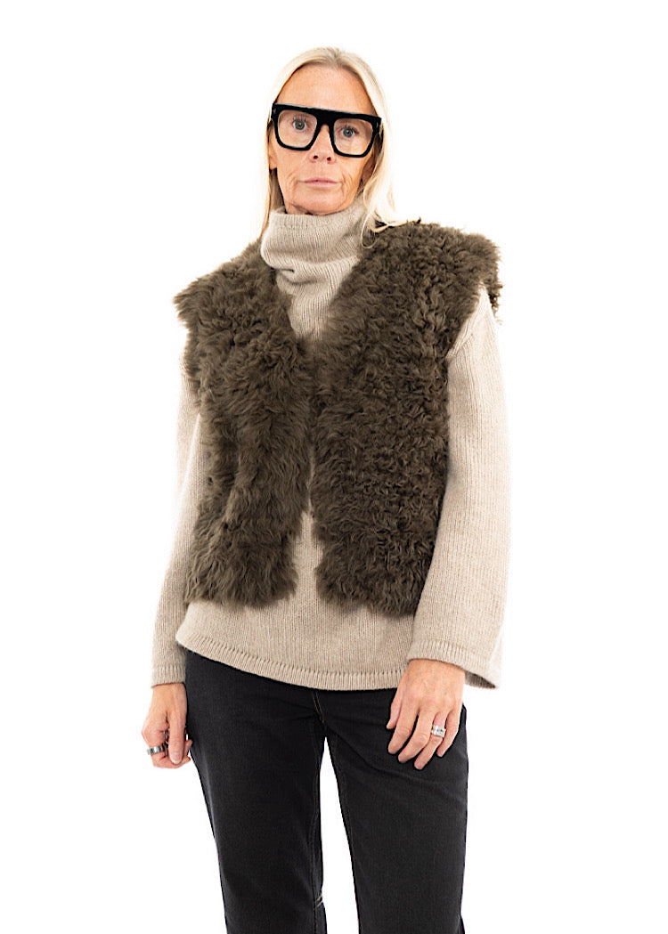 DOM GOOR CURLY SHORT GILET