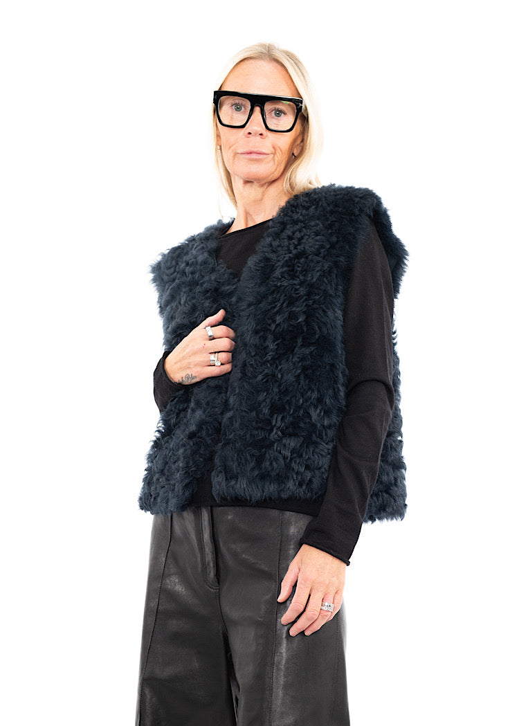 DOM GOOR CURLY SHORT GILET