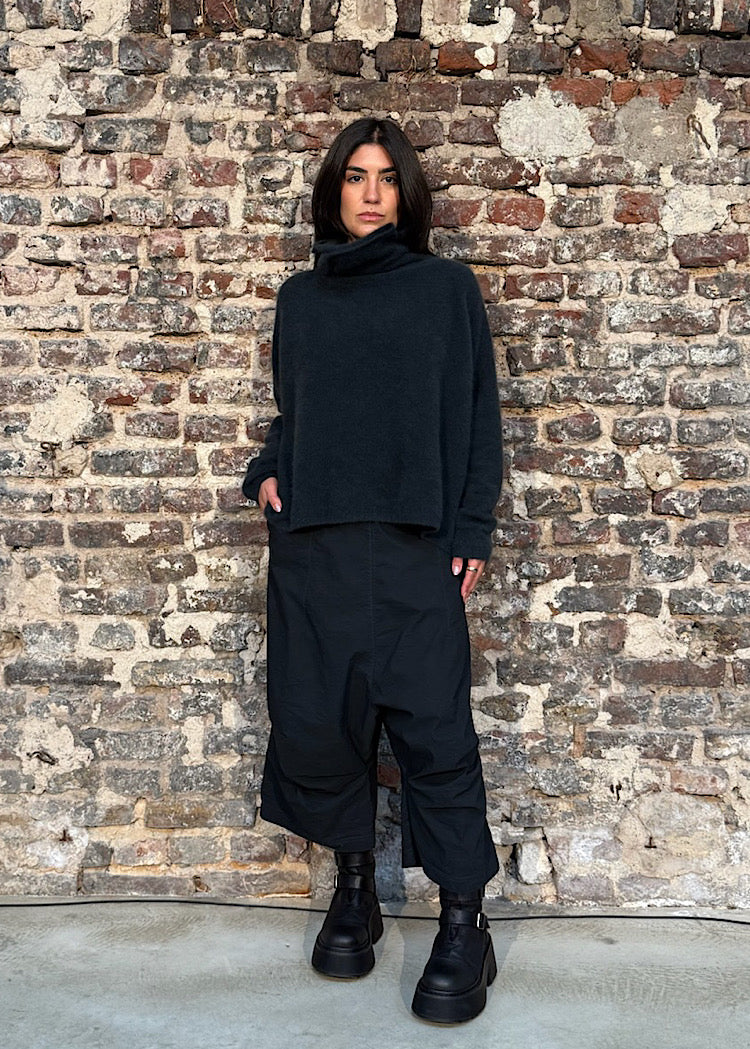 KICK-FLARE STRETCH TROUSER