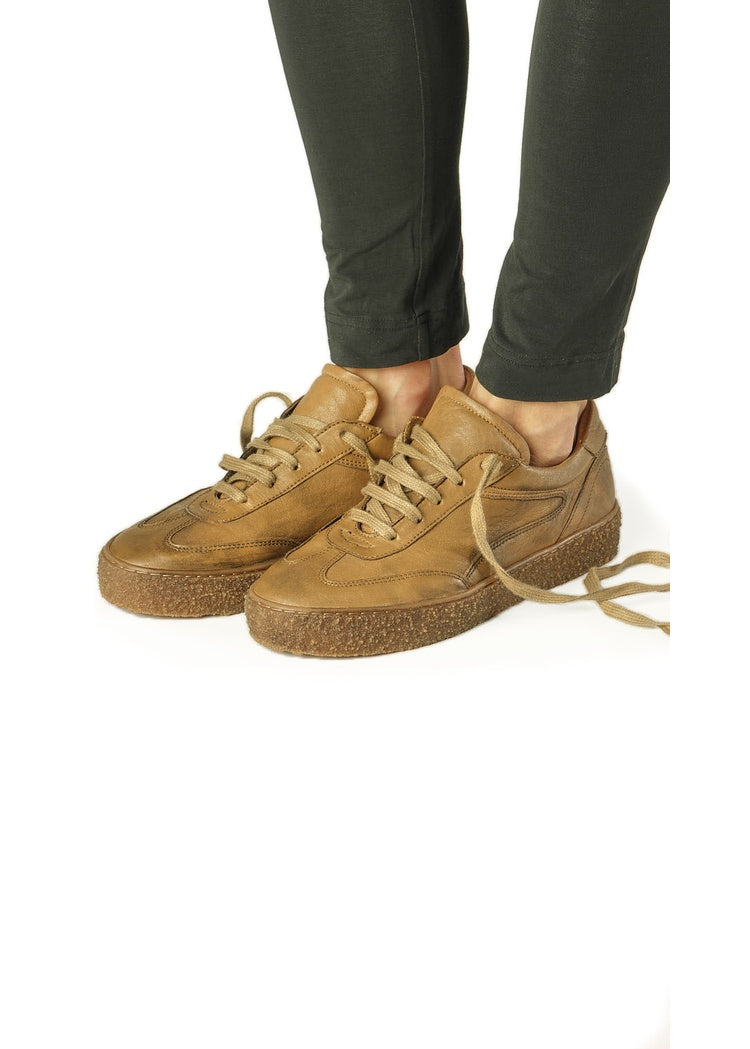 WASHED LEATHER LOW-TOP TRAINER