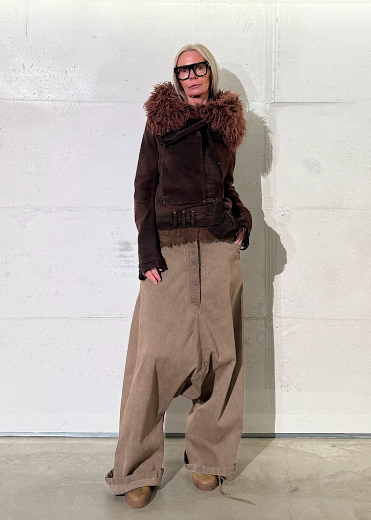 FITTED FAUX FUR-TRIM DENIM JACKET