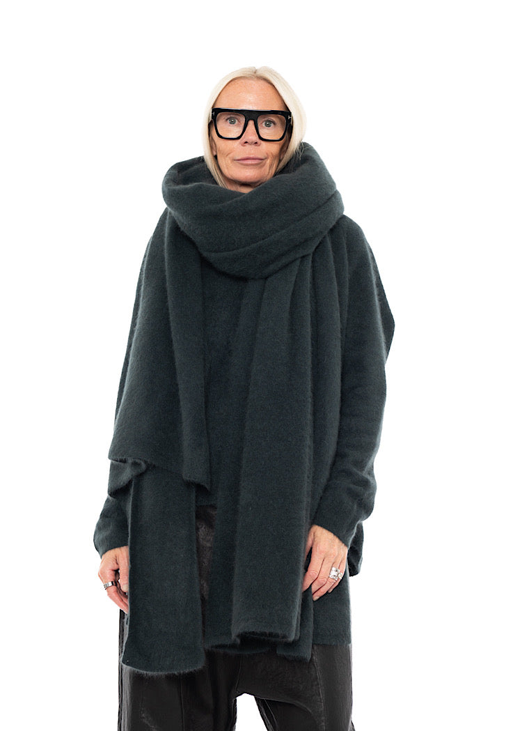 SIGNATURE OVERSIZED RACOON SCARF
