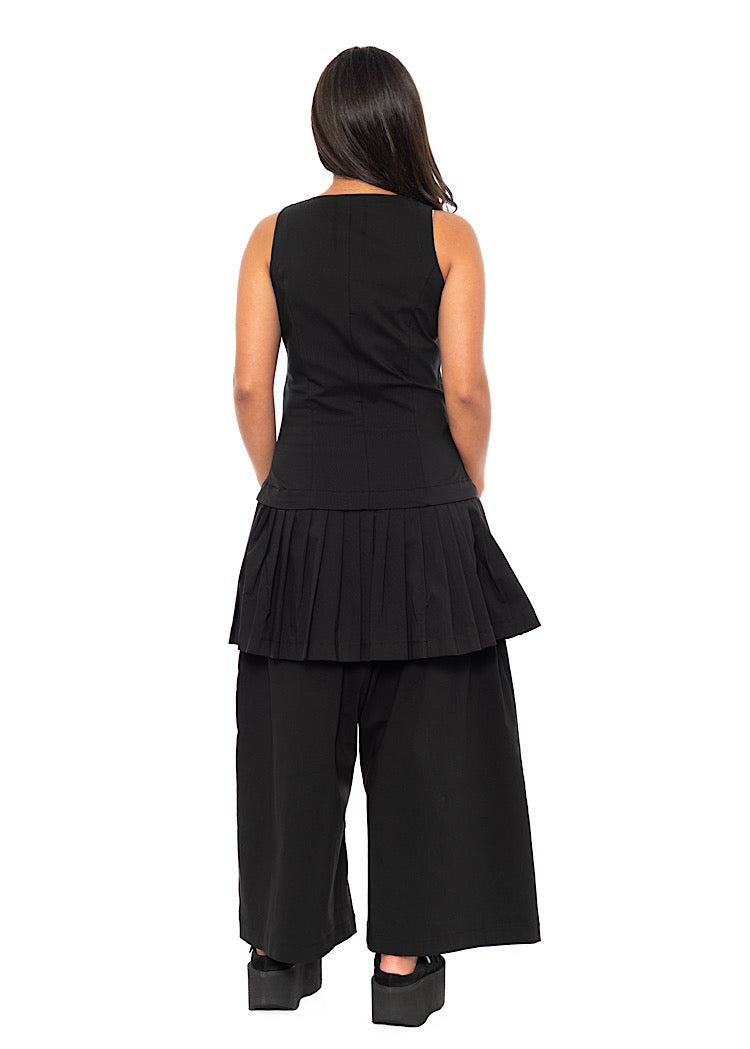 SLEEVELESS BUTTON-DOWN TOP