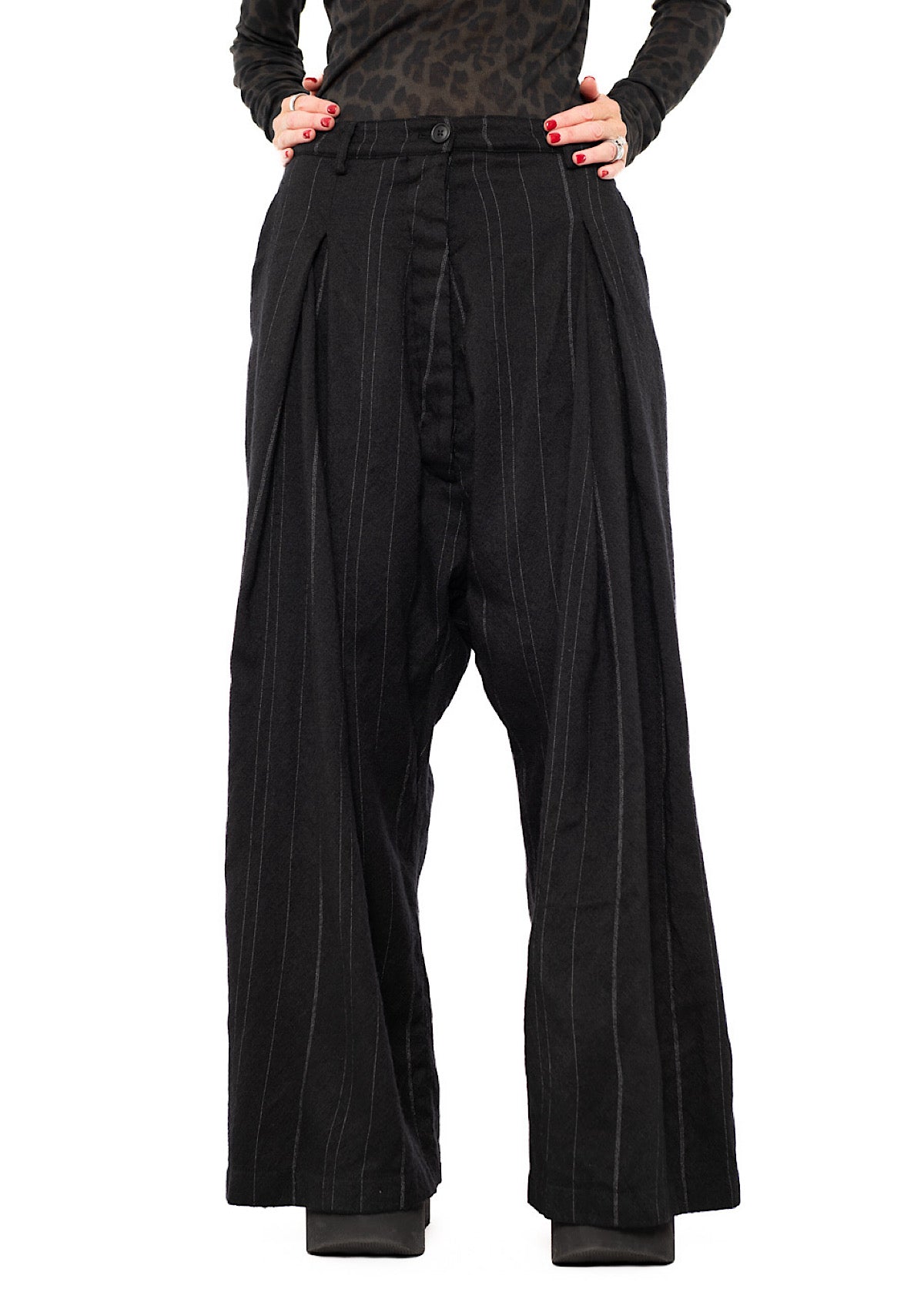 Hose aus Wolle mit Nadelstreifen und tiefem Schritt