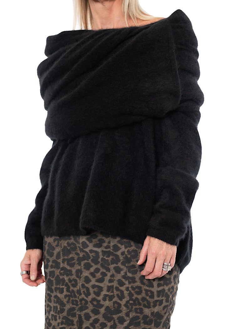 SIGNATURE OVERSIZED RACOON SCARF