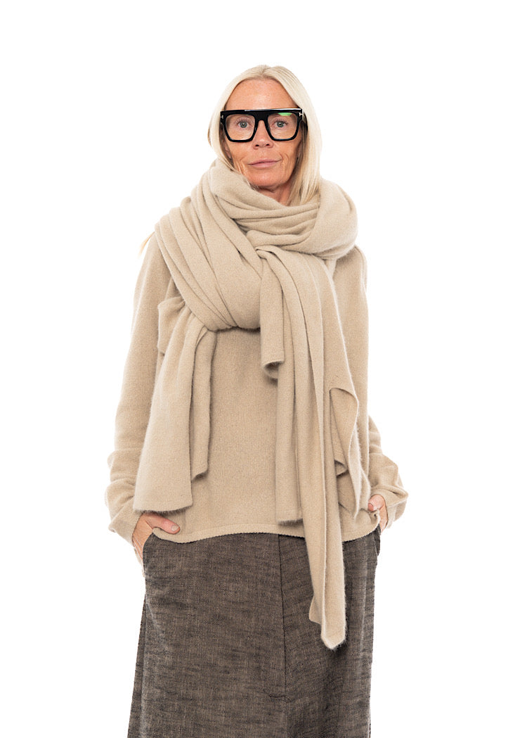 SIGNATURE OVERSIZED RACOON SCARF