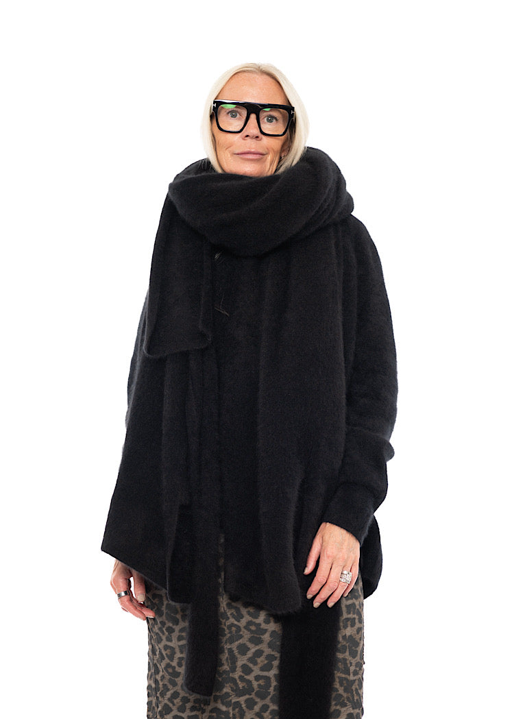 SIGNATURE OVERSIZED RACOON SCARF