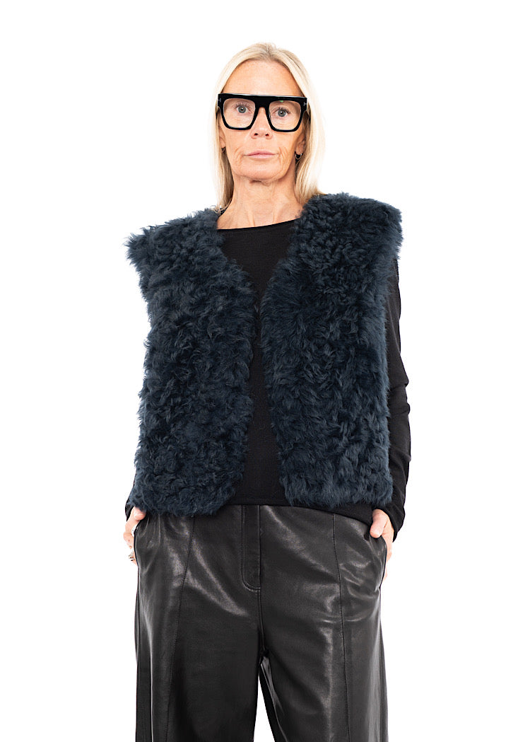 DOM GOOR CURLY SHORT GILET