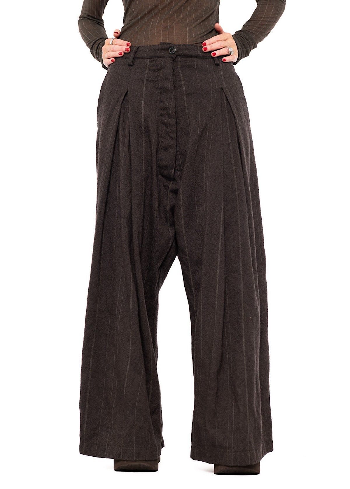 Hose aus Wolle mit Nadelstreifen und tiefem Schritt