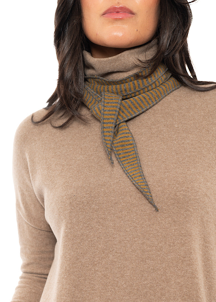 KNITTED ROSE NECKERCHIEF