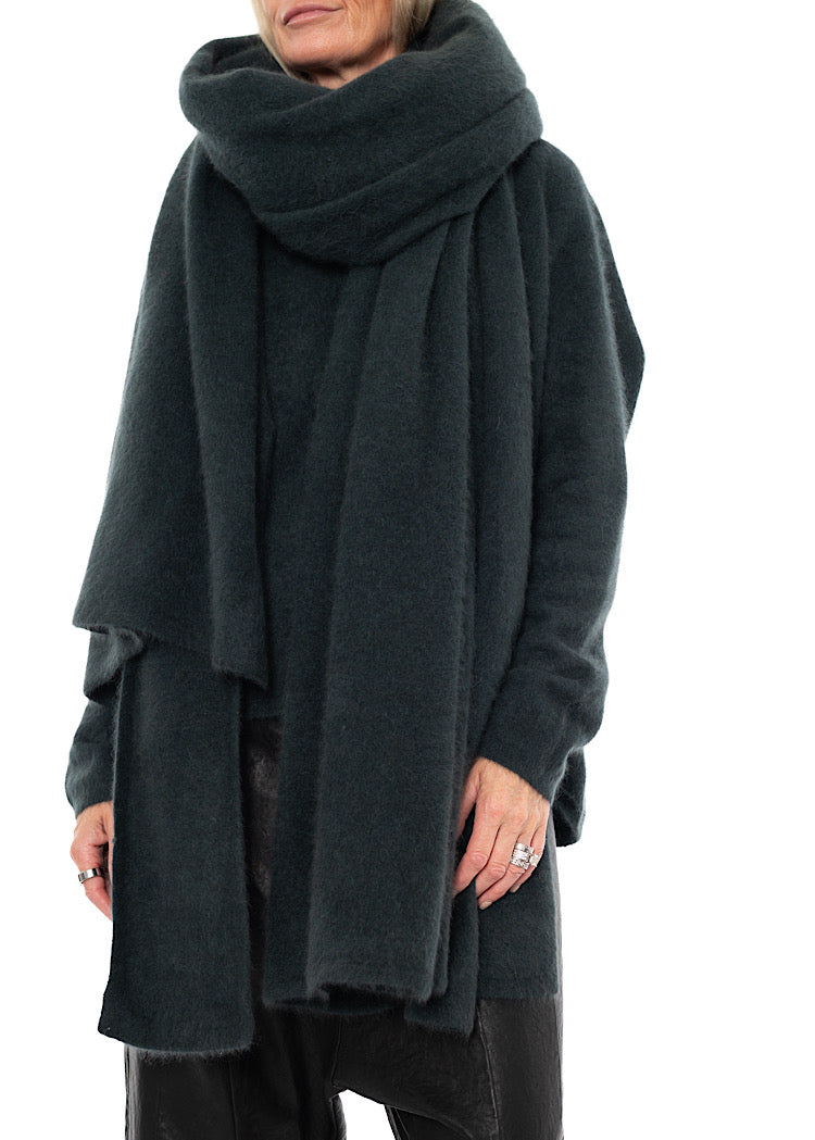 SIGNATURE OVERSIZED RACOON SCARF