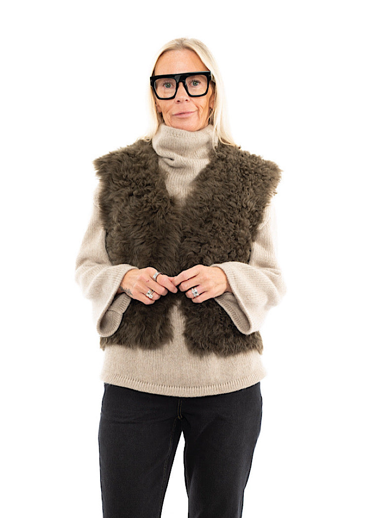 DOM GOOR CURLY SHORT GILET