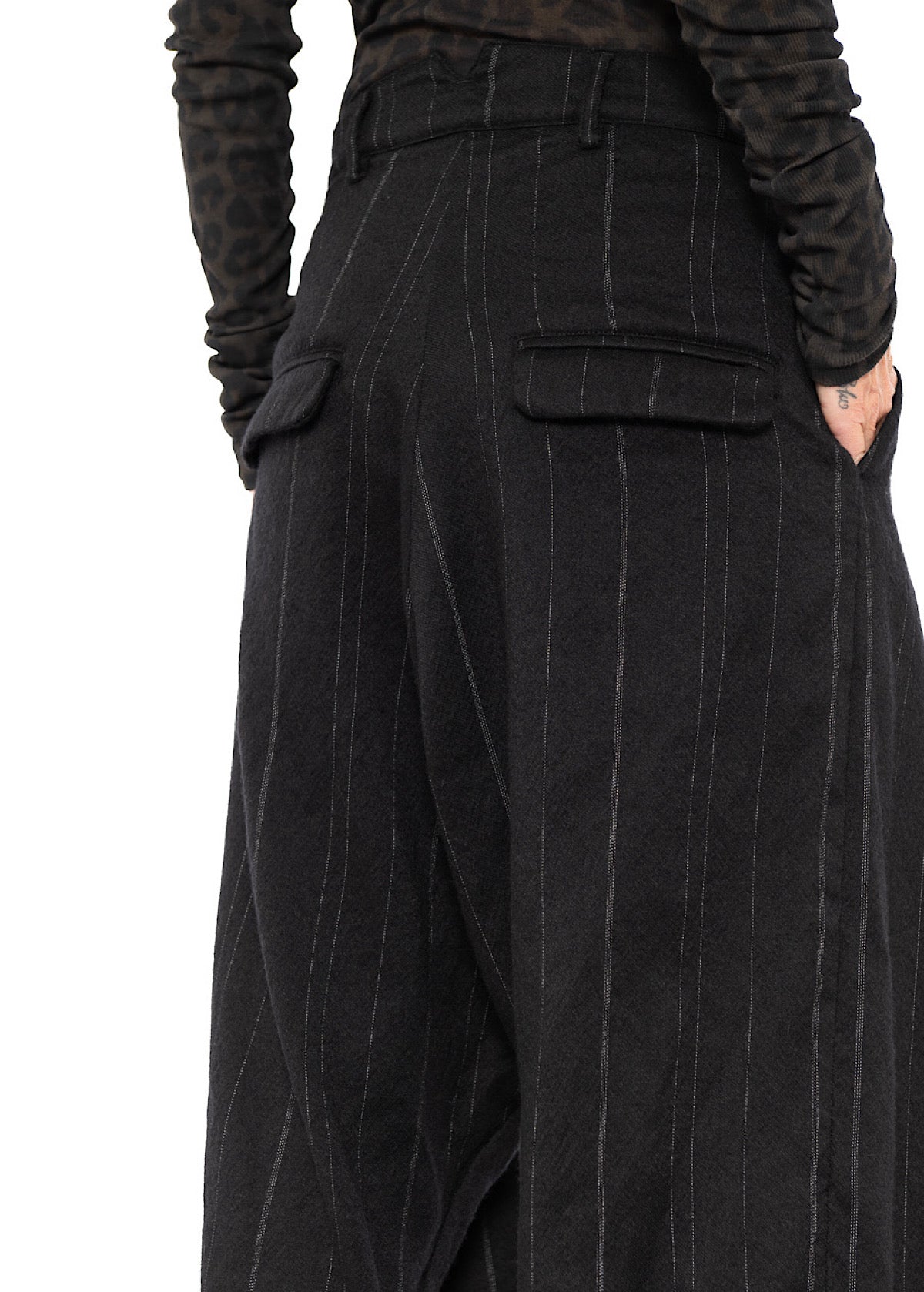 Hose aus Wolle mit Nadelstreifen und tiefem Schritt