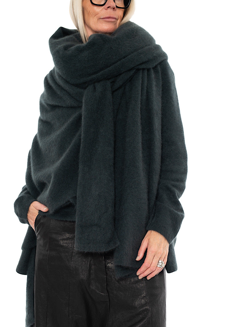 SIGNATURE OVERSIZED RACOON SCARF