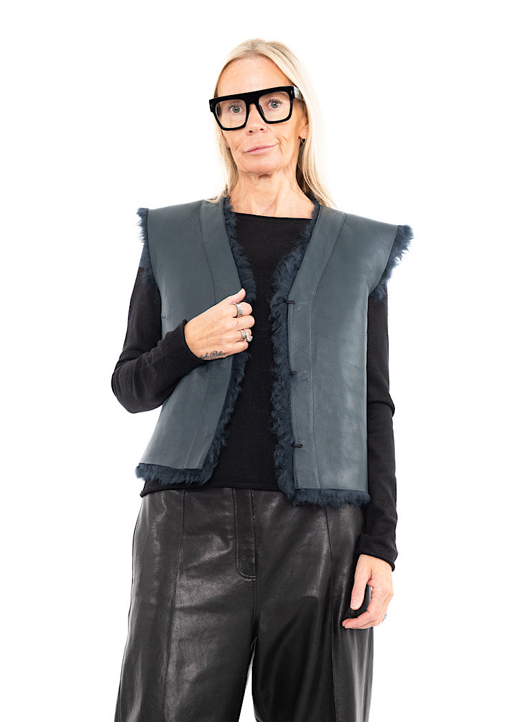 DOM GOOR CURLY SHORT GILET