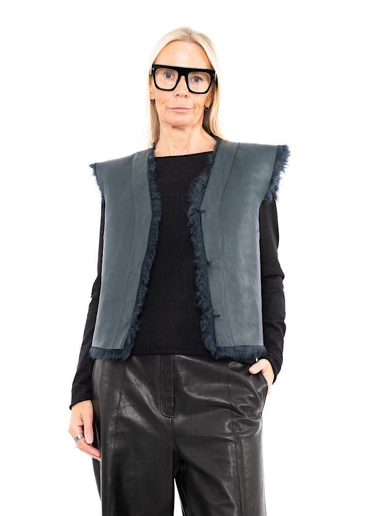 DOM GOOR CURLY SHORT GILET