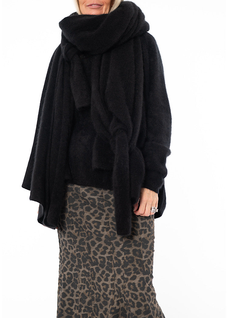 SIGNATURE OVERSIZED RACOON SCARF