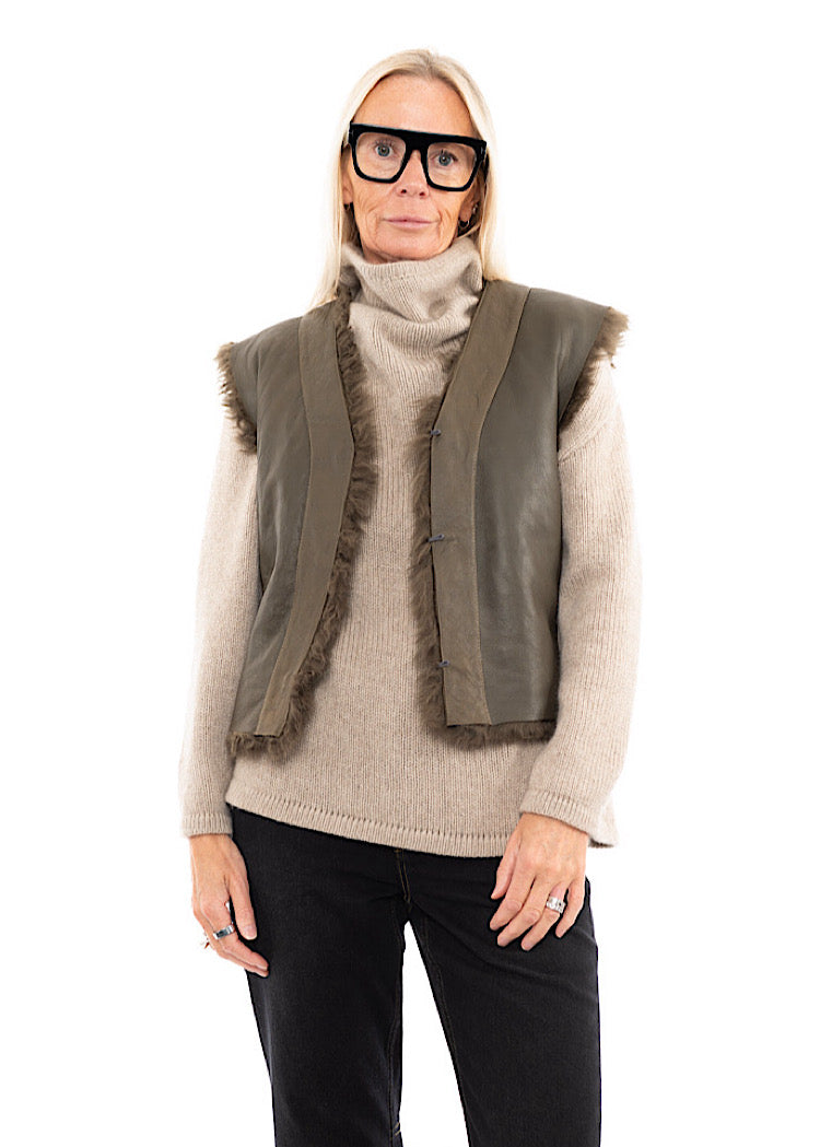 DOM GOOR CURLY SHORT GILET