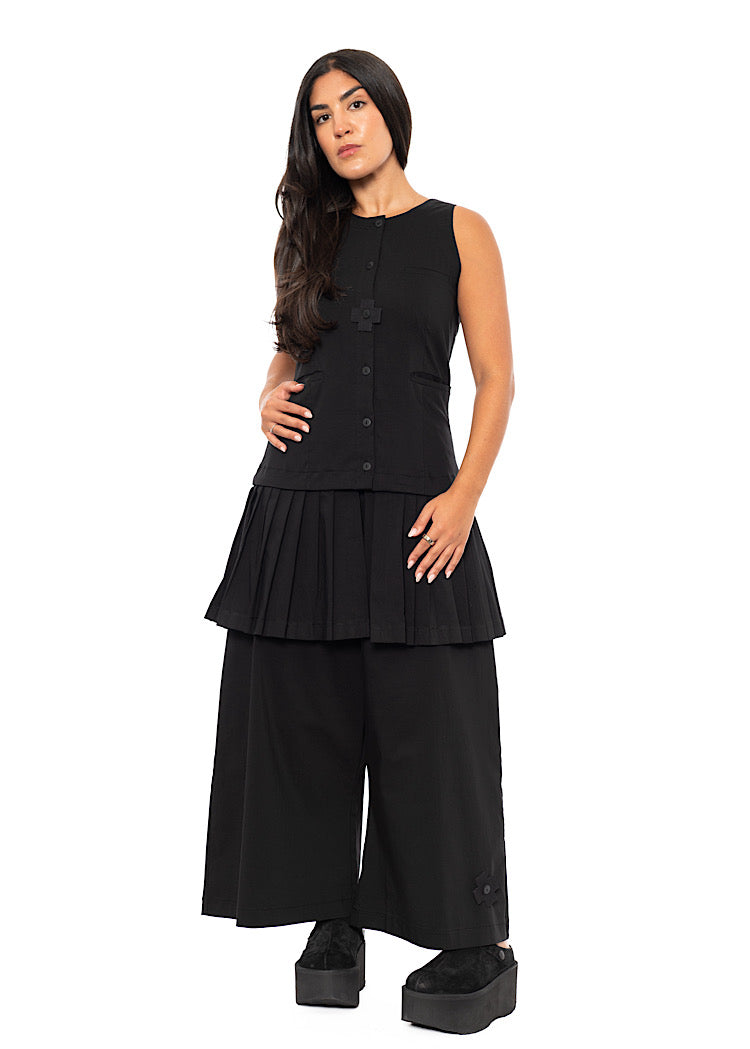 SLEEVELESS BUTTON-DOWN TOP