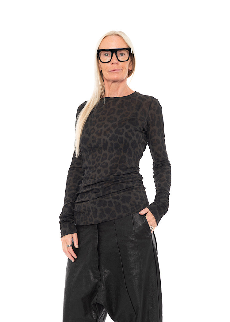 FITTED LEOPARD PRINT RIB T-SHIRT