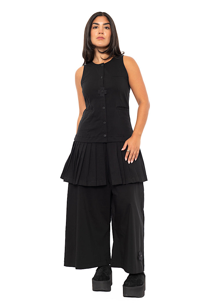 SLEEVELESS BUTTON-DOWN TOP