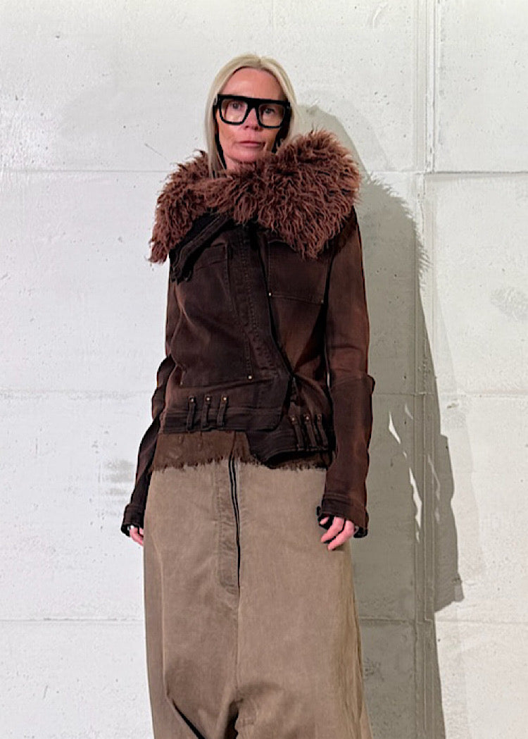 FITTED FAUX FUR-TRIM DENIM JACKET