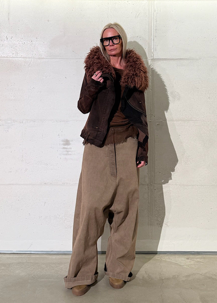 FITTED FAUX FUR-TRIM DENIM JACKET